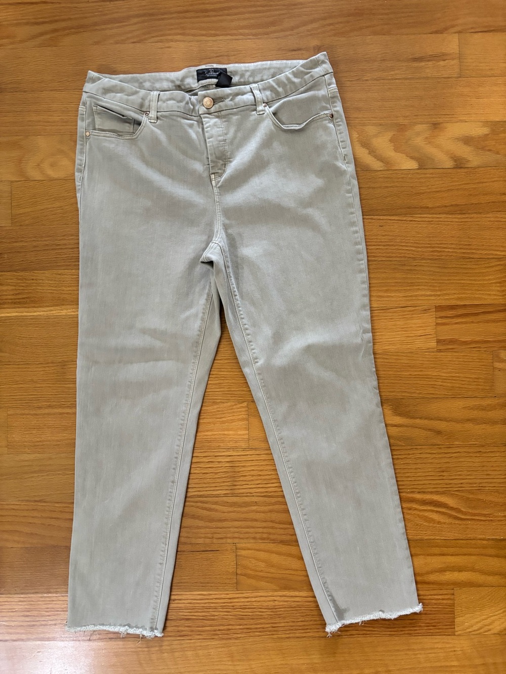 Chicos jeans So Slimming gray raw hem size 10 Chicos 1.5 - Picture 2 of 6